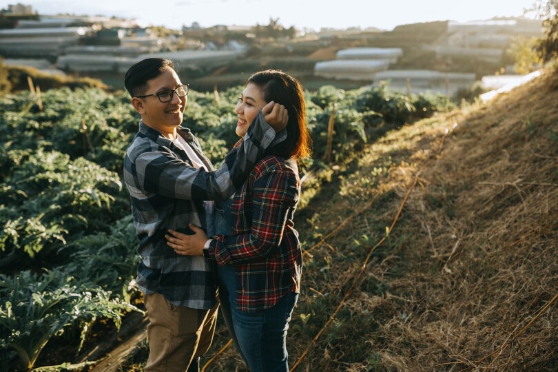 Un homme qui complimente une femme avec grâce