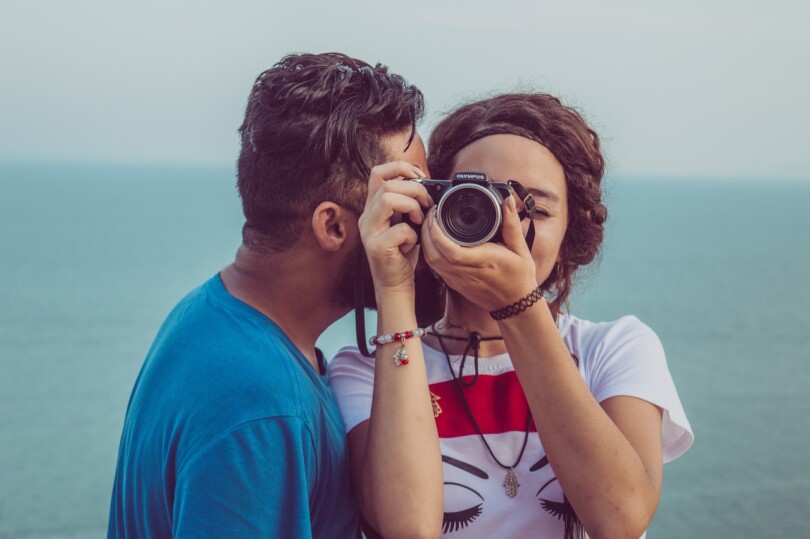 relation platonique : Un homme qui embrasse sur le front une femme pendant qu’elle prend des photos, leur témoignage de leur relation platonique