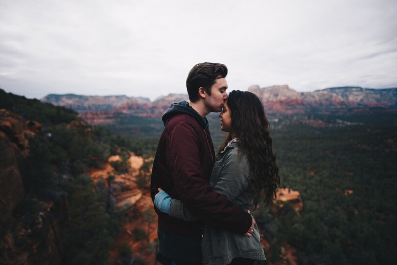 Un homme qui embrasse une femme sur le front car il entretienne une relation platonique