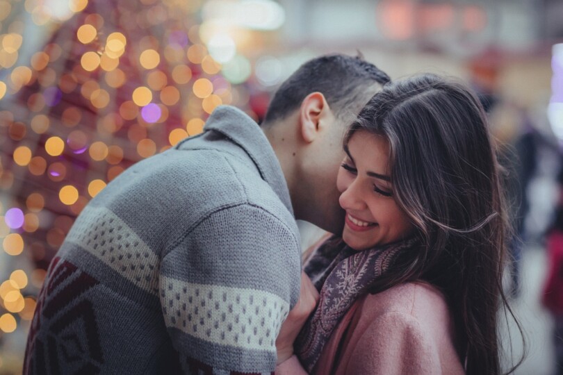 Un homme qui essaie d’embrasser une femme qui la friendzone