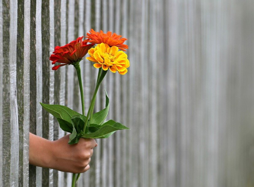 Un homme qui offre un bouquet de fleur pour raviver la flamme dans son couple