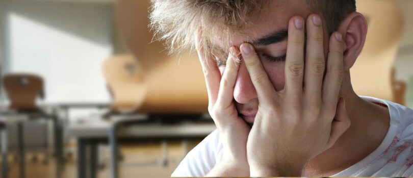 Un homme qui se tiens la tête avec les deux mains car il est en stress