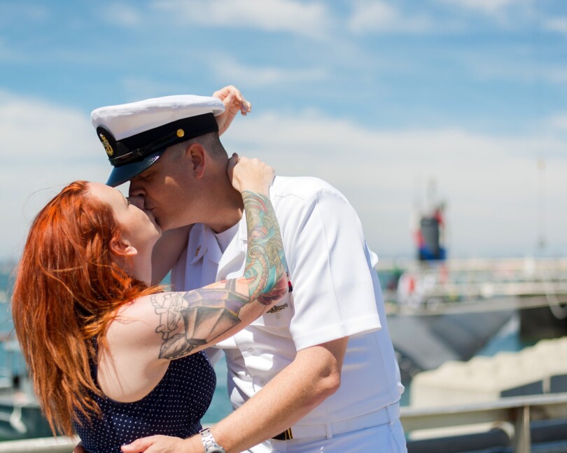 Un marin qui embrasse une femme sur le port