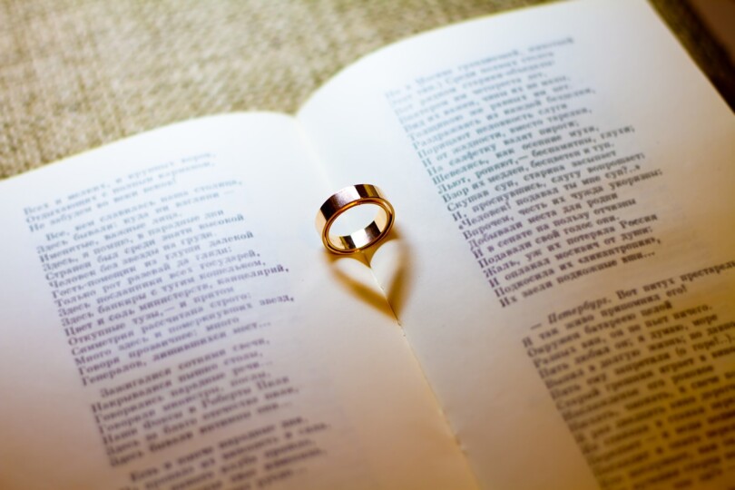 une bague d’amour sur un livre de vers romantiques