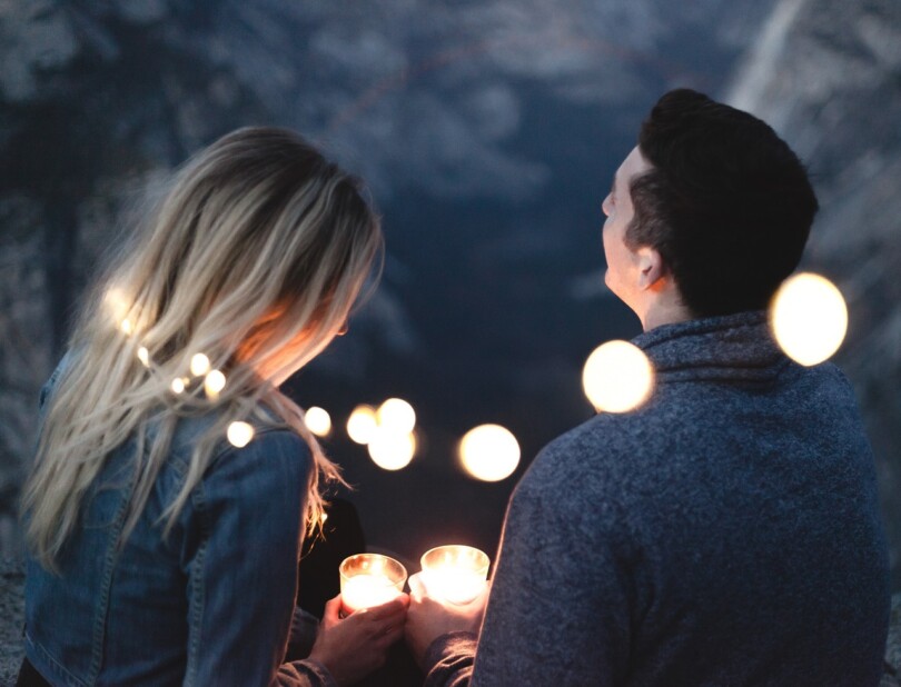 Une femme et un homme en speed dating