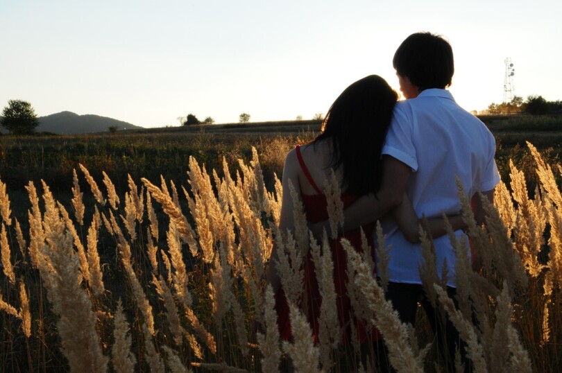 Une femme et une homme se tenant par les hanches