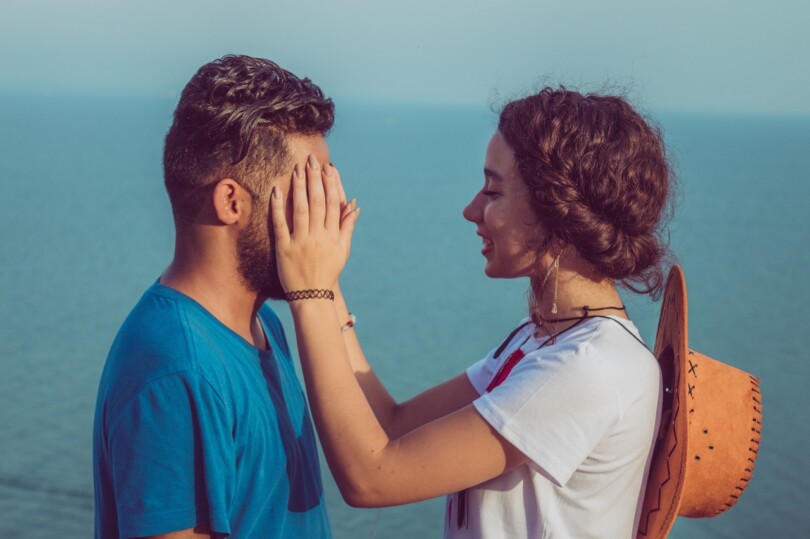 infidélité d’une femme face a un homme qui lui cache les yeux