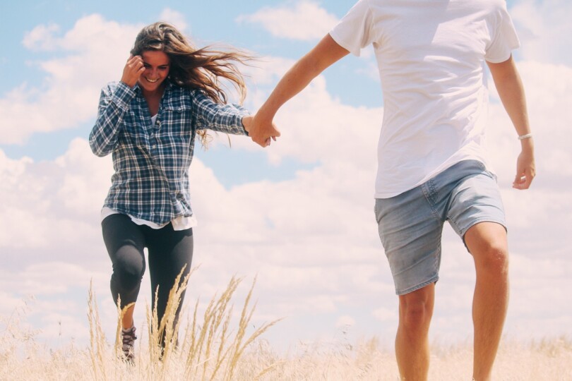 une femme qui friendzone un homme en se baladant dans un champ