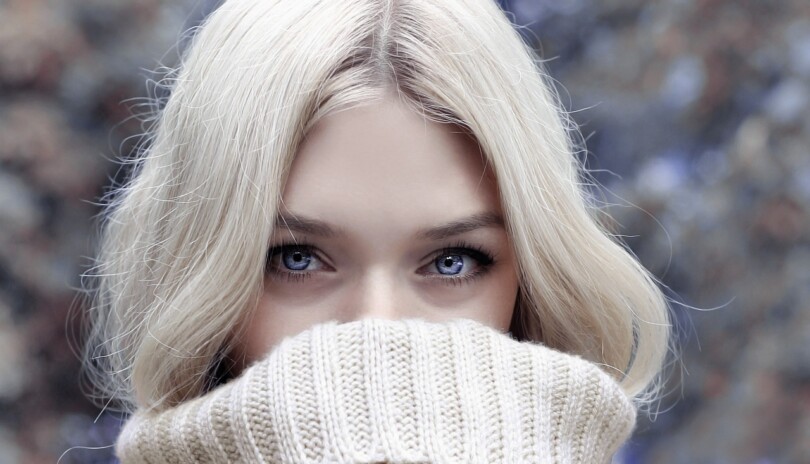 Une femme qui établie un contact visuel avec nous, qui nous regarde droit dans le yeux