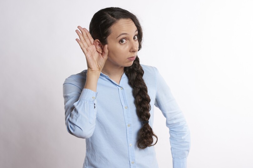 Séduction masculine : Une femme qui tend l’oreille pour mieux comprendre son homme