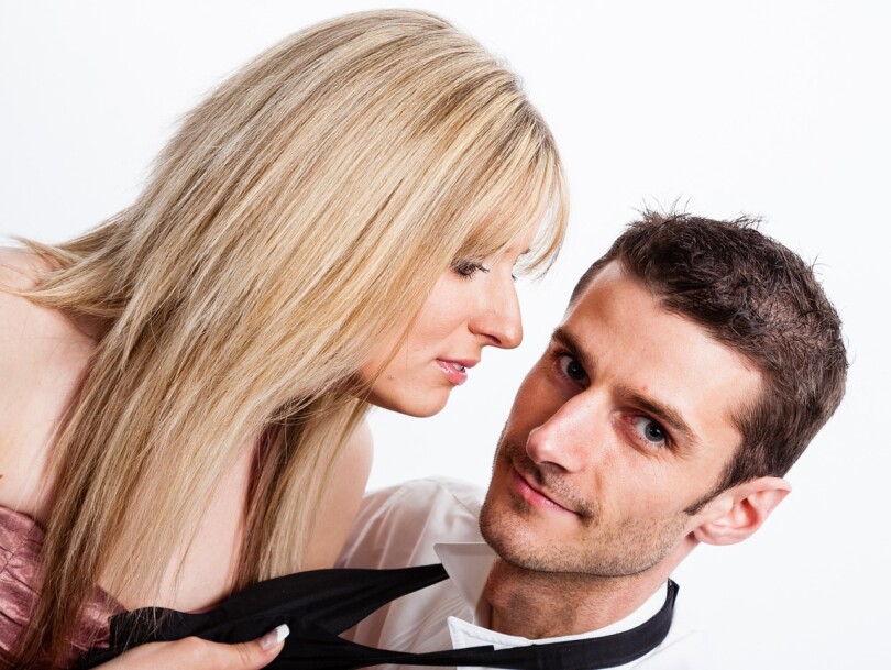 Une femme regardant un homme sensuellement dans les yeux augmentant son orgasme féminin