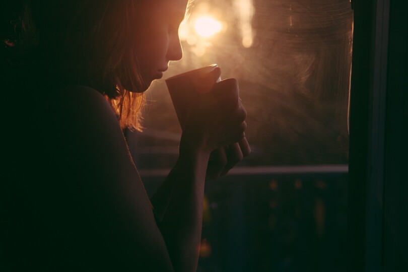 Une femme seule buvant un thé car elle est déçu de sa situation de friendzone