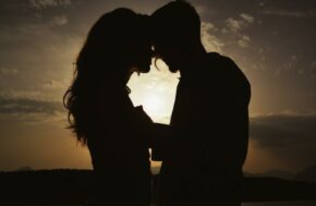 Une homme et une femme qui ont une relations extraconjugale en toutes discrétion
