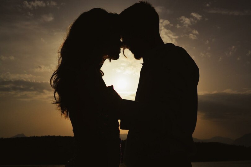 Une homme et une femme qui ont une relations extraconjugale en toutes discrétion