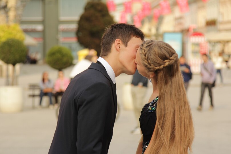 Une homme et une femme qui pratique le french-kiss