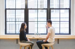 Une homme et une femme qui prenne un café en speed dating