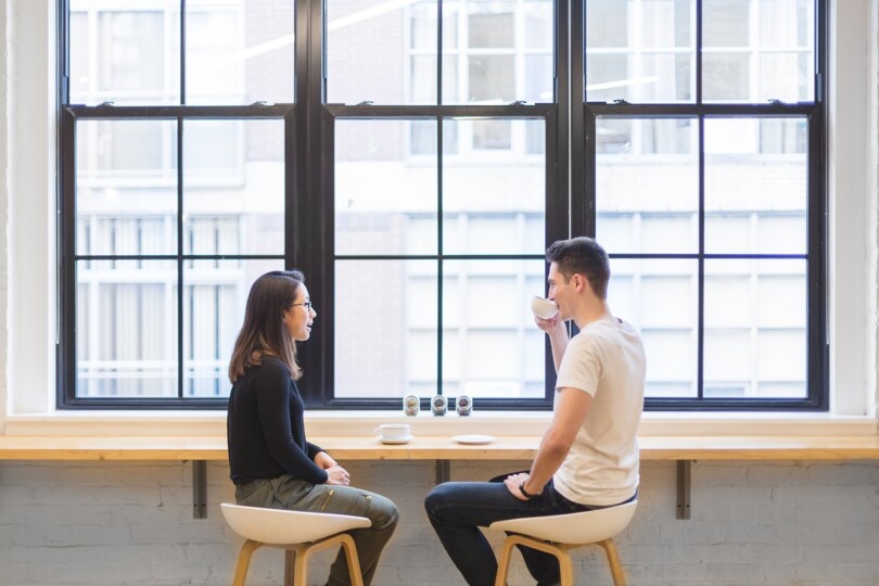 Une homme et une femme qui prenne un café en speed dating