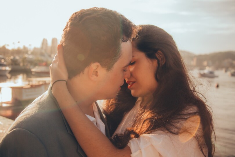 Une homme qui sait comment embrasser une femme