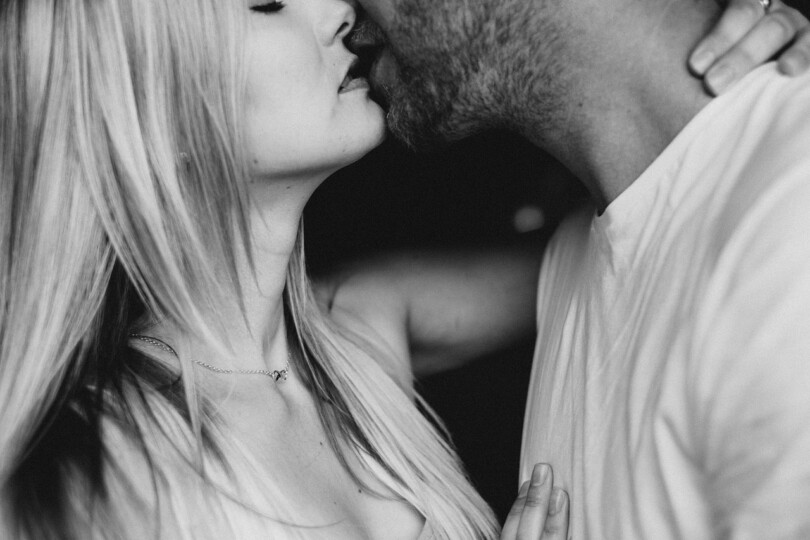 Une image en noir et blanc d'un homme qui embrasser une femme