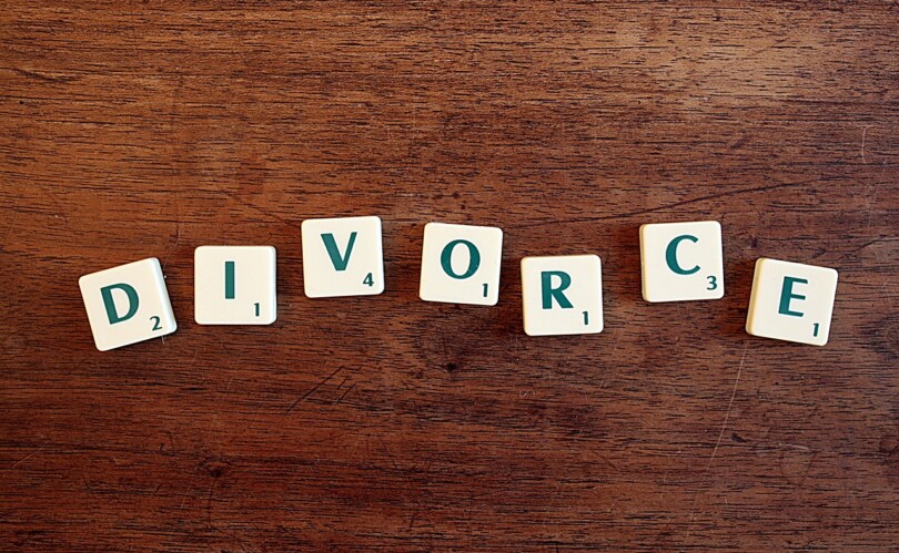 Une image montrant le mot Divorce avec des lettres de scrabble