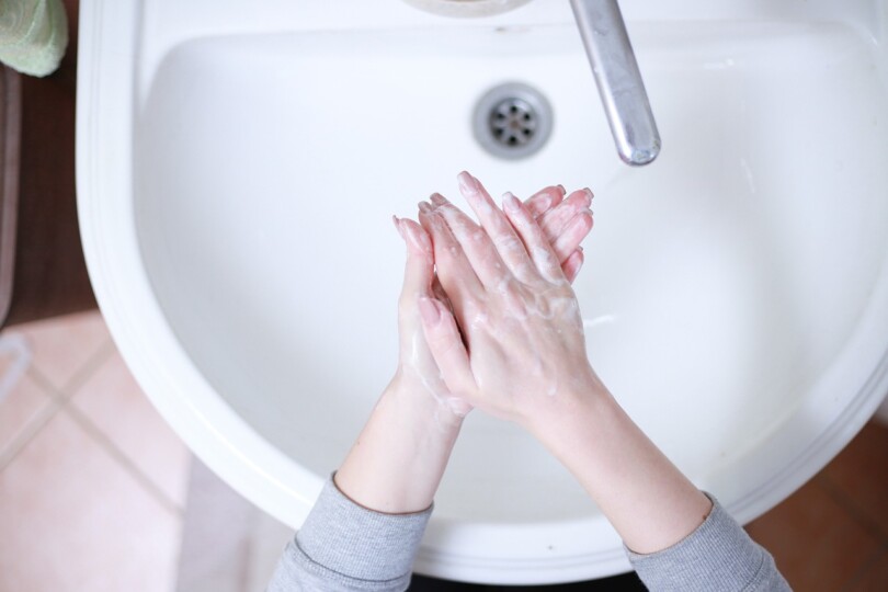 Une personne qui se lave les mains avant d’utiliser son jouets sexuels pour femme