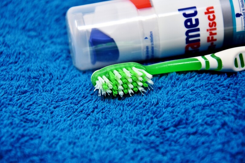 Une photos qui montre une brosse a dent et du dentifrice