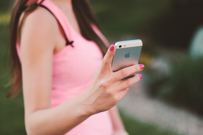 Une femme qui reçoit un message sur son mobile