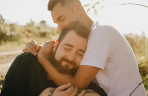 Couple d'hommes gay qui se sert chacun dans leur bras