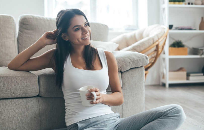 Femme seule dans sa maison qui veut rencontrer un homme