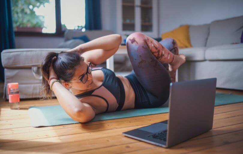 Rencontrer quelqu’un quand on ne sort pas de chez soi en fessant du yoga sur internet