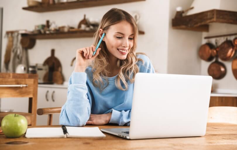 Femme en rendez-vous professionnel chez elle en ligne