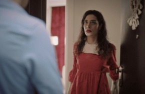 Femme divorcer qui ouvre la porte a un homme inconnu