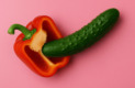 un poivron qui mange un cornichon pour représenter le chevillage, pratique de pegging entre une femme et une homme