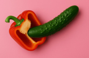 un poivron qui mange un cornichon pour représenter le chevillage, pratique de pegging entre une femme et une homme