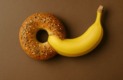 un donut qui mange une banane pour représenter le pegging