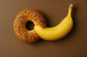 un donut qui mange une banane pour représenter le pegging