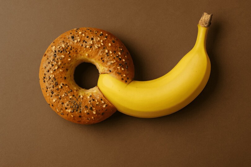 un donut qui mange une banane pour représenter le pegging