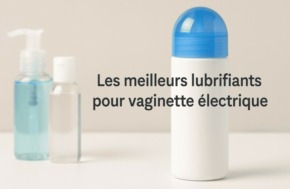 Image rectangulaire montrant différents flacons de lubrifiants intimes posés sur une surface élégante, avec le texte « Les meilleurs lubrifiants pour vaginette électrique » en surimpression.