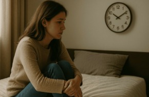 combien de temps pour oublier son ex femme pensive assise sur un lit regardant une horloge au mur