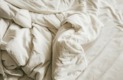 Aperçue d'une couette froissé sur un lit