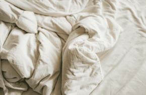 Aperçue d'une couette froissé sur un lit