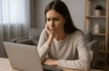 j'ai peur de m'inscrire sur un site de rencontre femme inquiète devant son ordinateur portable