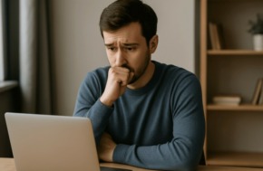je suis trop timide pour les sites de rencontre homme hésitant pensif devant son ordinateur portable
