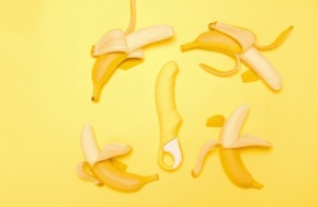 Plusieurs bananes éplucher avec un sexoys jaune en forme de pénis fessant représentation a la masturbation chez l'homme