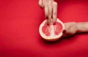 Deux doigts qui caresse l'intérieure d'une orange sanguine représentation afin de représenter le stimuli (masturbation féminine) sur les zone érogène du clitoris de la femme