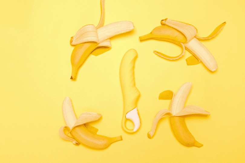 Plusieurs bananes éplucher avec un sexoys jaune en forme de pénis fessant représentation a la masturbation chez l'homme