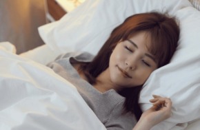 Une femme allongé dans son lit qui se masturbe sous les drap et prend du plaisir