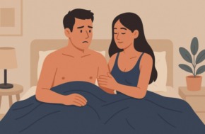 Homme préoccupé au lit réconforté par sa partenaire – pourquoi certains hommes n’arrivent pas à tenir plus longtemps au lit