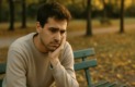 pourquoi je n'arrive pas à trouver l'amour homme pensif assis seul sur un banc en automne