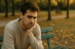 pourquoi je n'arrive pas à trouver l'amour homme pensif assis seul sur un banc en automne